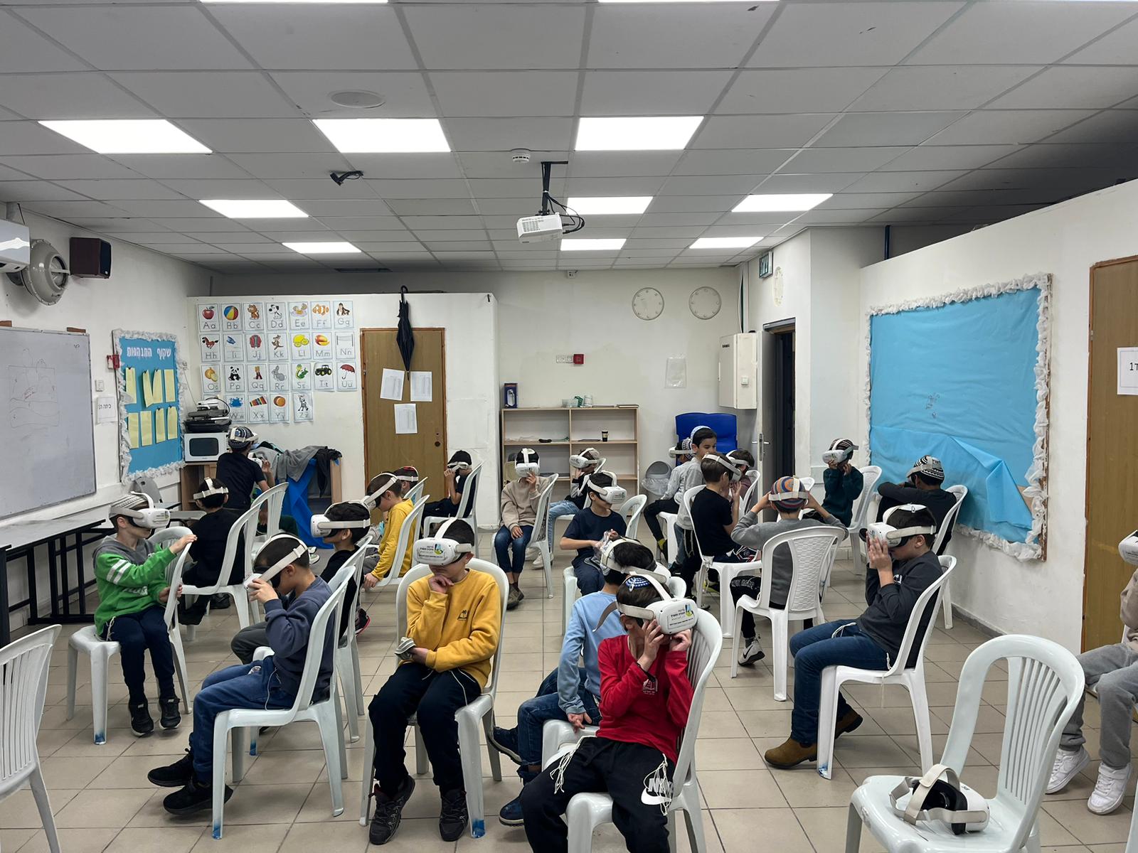 תלמידים עם משקפות תלת מימד