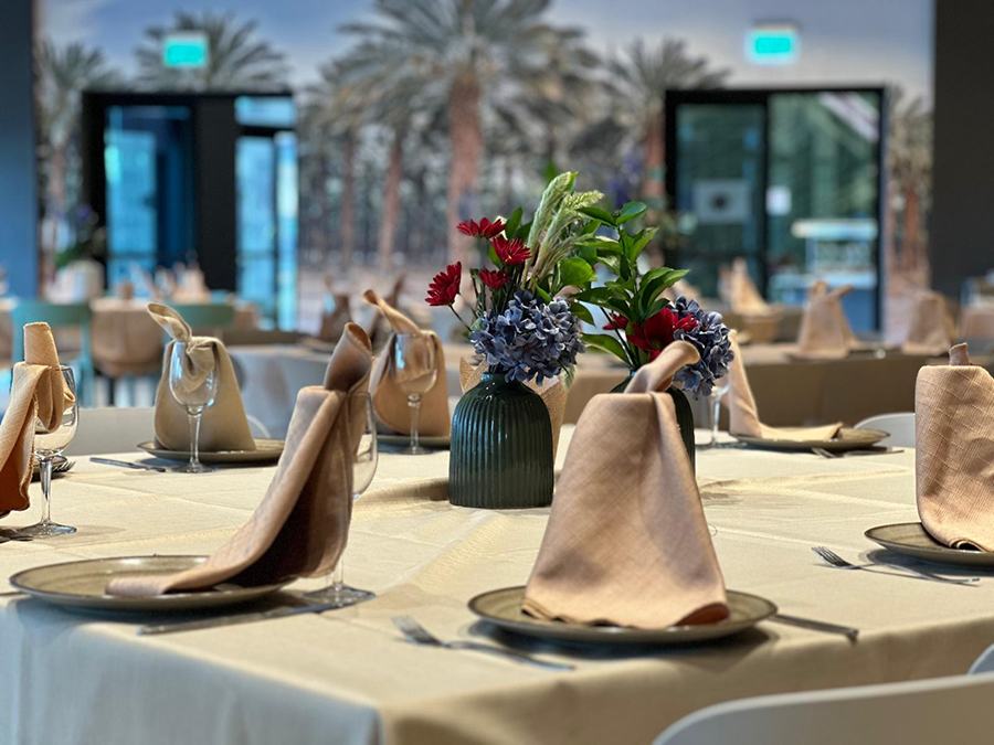 שולחנות מעוצבים בחדר אוכל 