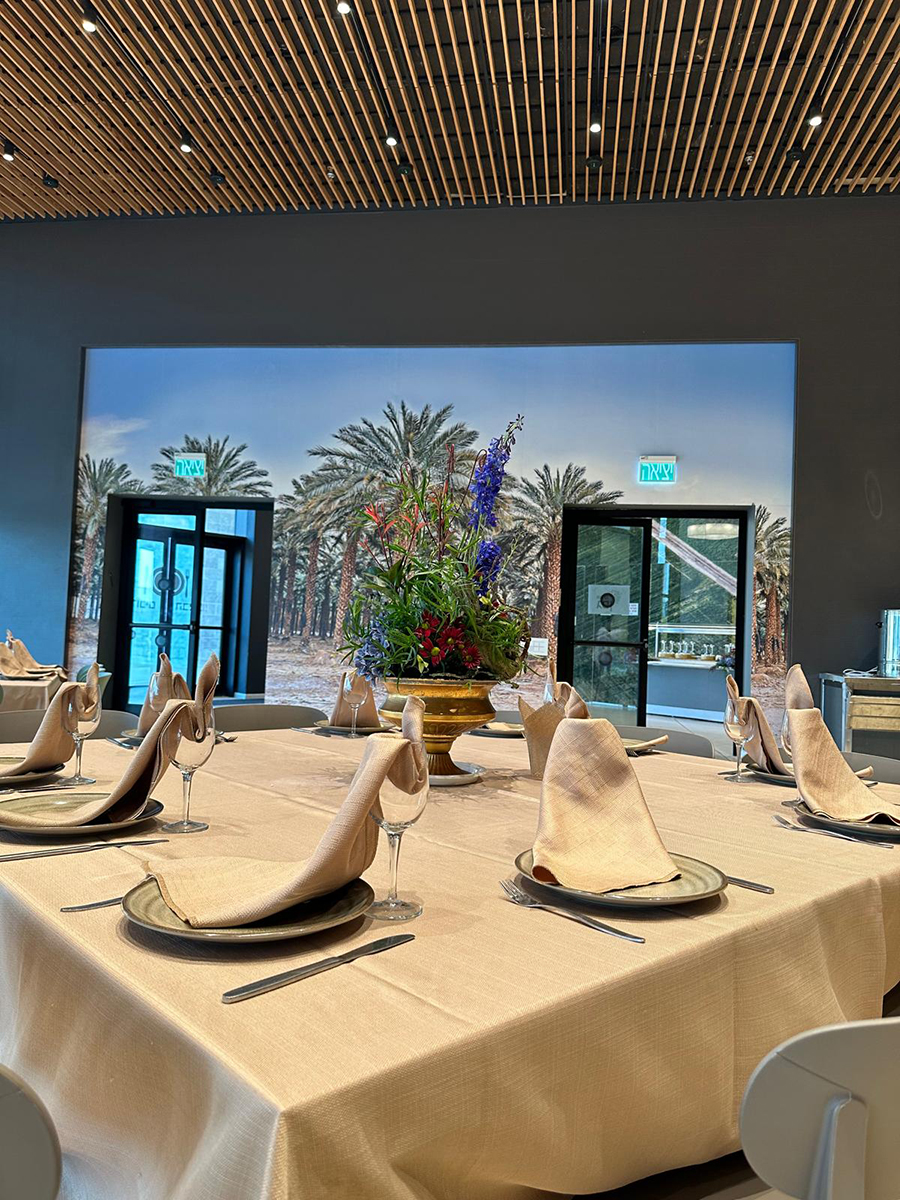 שולחן ערוך בחדר אוכל 