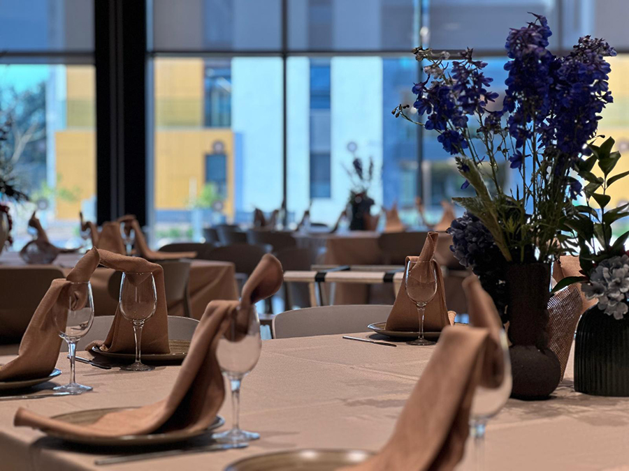 שולחנות בחדר אוכל 